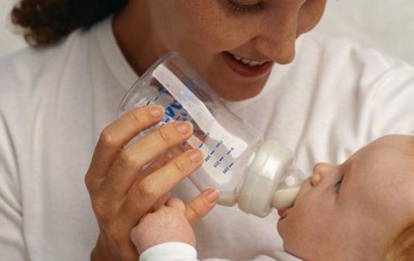 国外女子女儿出生6天不幸去世，她用留下的“母乳”救了另一婴儿