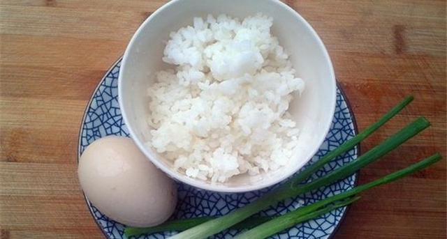 教你蛋炒饭怎么做更好吃？是先放饭还是先放蛋？自己快试试吧
