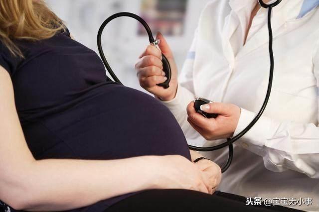 孕期出现这3种情况，可能是羊水过少，孕妇中一个就应该注意
