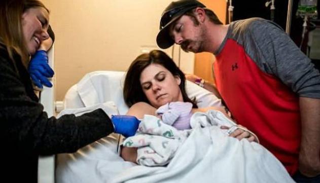 国外女子女儿出生6天不幸去世，她用留下的“母乳”救了另一婴儿