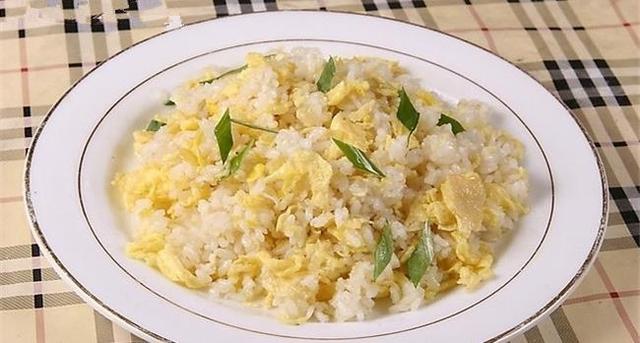 教你蛋炒饭怎么做更好吃？是先放饭还是先放蛋？自己快试试吧