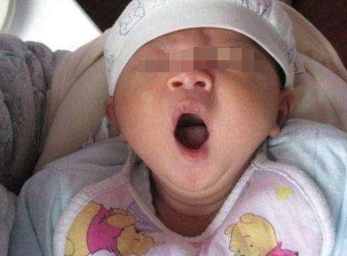 宝宝出生5天总打哈欠，宝妈以为他没睡好，掀开被子宝妈哭了