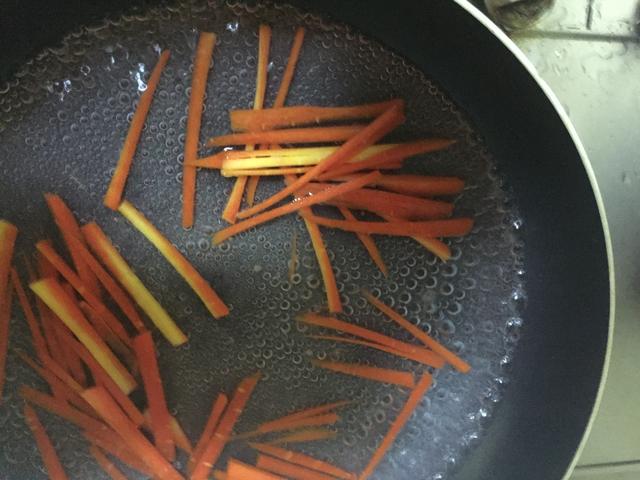 宝宝辅食——怕宝宝呛到就只吃泥状辅食？那就大错特错了！