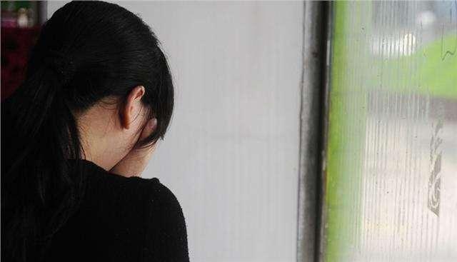 宝宝出生5天总打哈欠，宝妈以为他没睡好，掀开被子宝妈哭了