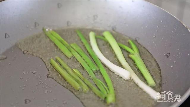 只需5分钟就能完成的快手早餐，香酥可口，几片饺子皮就能做！