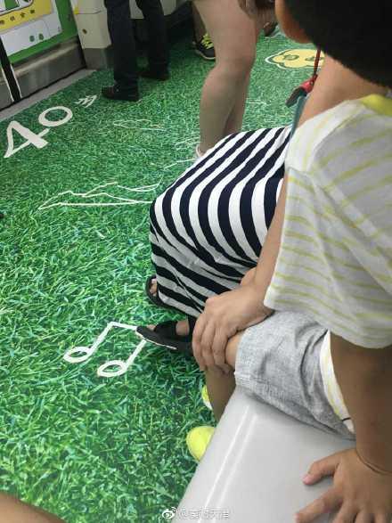 一组温馨图片刷满朋友圈，有教养、懂规则的孩子，才最受欢迎