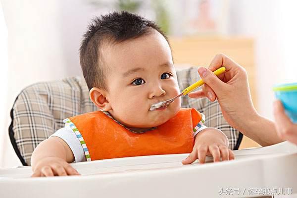 宝宝喂养难题：吃辅食便秘、孩子将食物含嘴里不下咽，怎么办才好