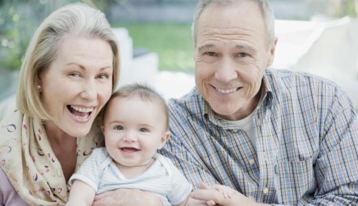 如果奶奶总是对着孩子说这些话，还是不要让她带娃了