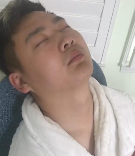 抖音“瞌睡爸爸”火了，宝宝太无奈，到底是谁哄谁睡觉呢？！