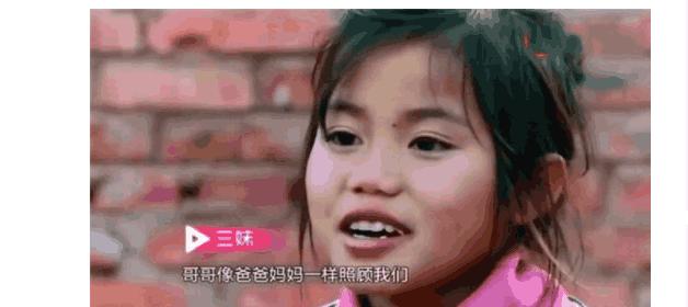 13岁男孩，已是5个娃的“父亲”，怕饭菜不够，从不跟娃们一起吃