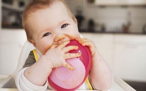 宝宝长期穿这种鞋子容易导致脚畸形，家长不能大意