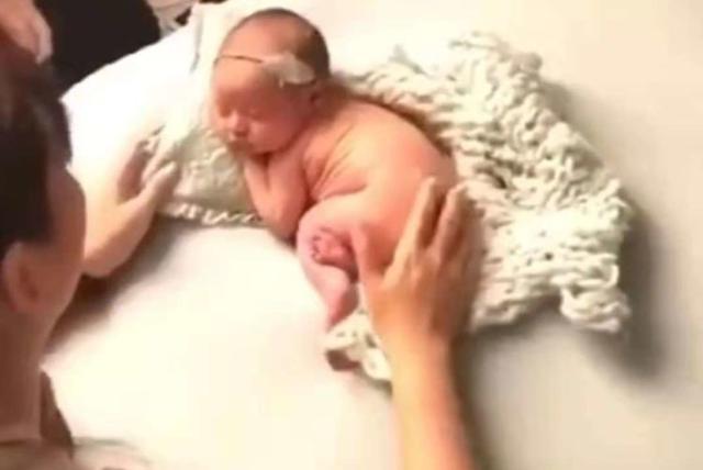 宝宝拍满月照睡着，正在摆姿势突然异响，摄影师笑喷了