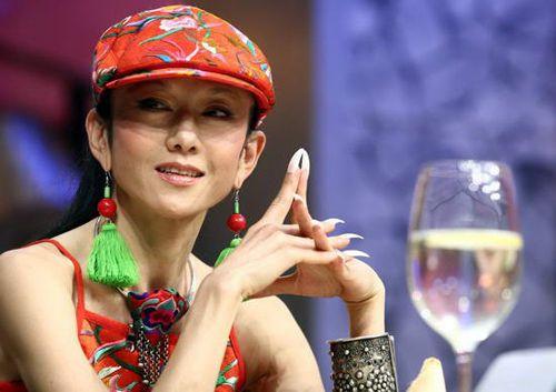 剖宫生4胎，从不坐月子，今后遗症32岁的让她比49岁老公还老