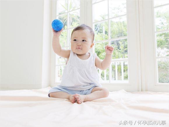 纠错！宝宝总扔东西，妈妈不用着急去阻止，而是要善意引导