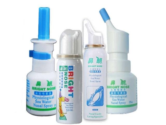 宝宝的小鼻子里面，有鼻屎了，用生理盐水来清理就好啦！