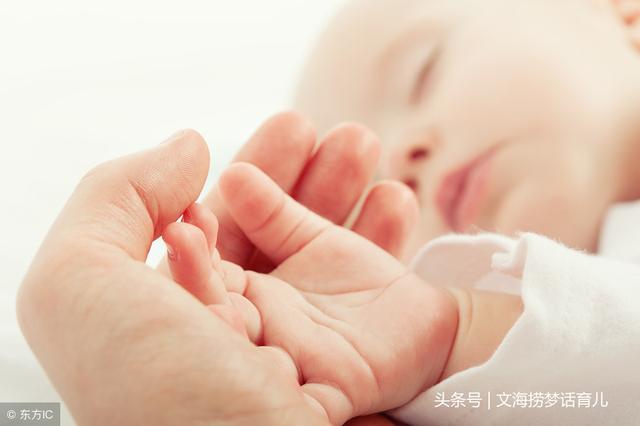 快3个月的宝宝，晚上睡12个小时，中间只吃一次母乳，正常吗？