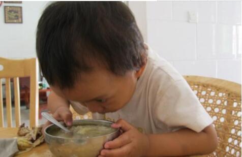深秋已至，这2种食物要让孩子“戒掉”，很容易消化不良不长个！