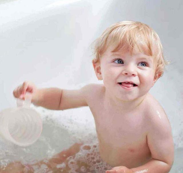 宝宝在5种情况下，即使像个泥娃娃，也不适宜给孩子洗澡