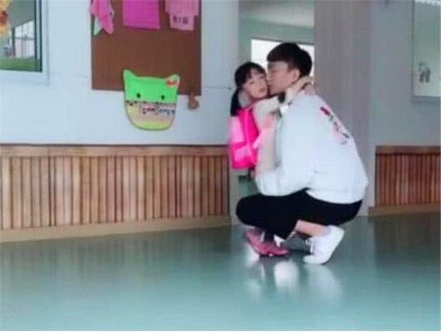 兄妹相差17岁，妹妹受哥哥宠溺，好想有个妹妹！