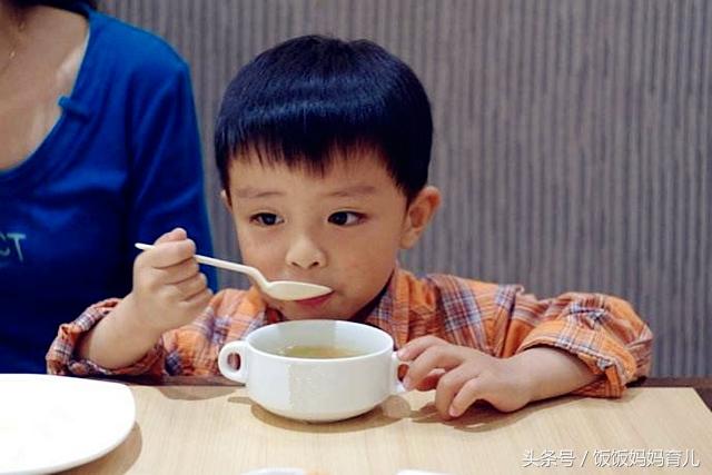 4碗适合这个季节给孩子喝的汤，每一道都营养鲜美，越喝越想喝