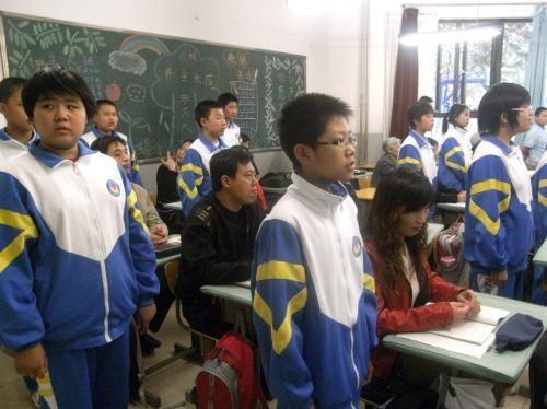 给孩子开家长会，家长千万不要穿这样的衣服
