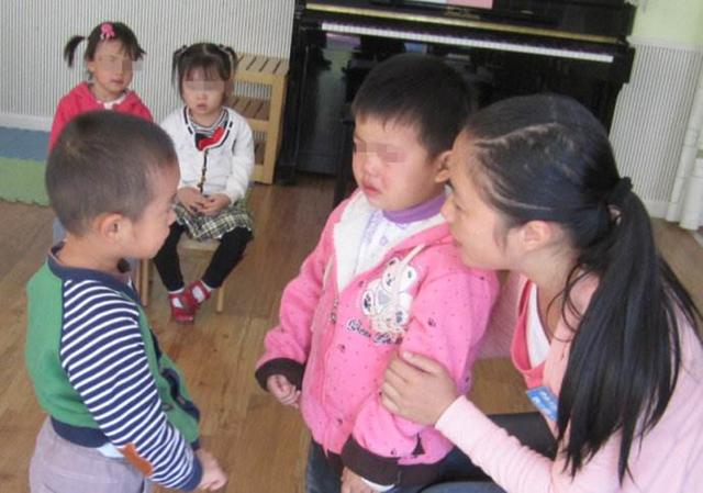 孩子爱抢别人东西怎么办？家长的做法影响他性格发展，你做对了吗