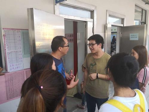 给孩子开家长会，家长千万不要穿这样的衣服