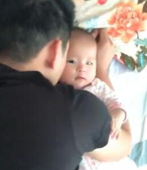 年轻爸爸哄宝宝睡觉妈妈不放心进房间查看，推开一看妈妈哭笑不得