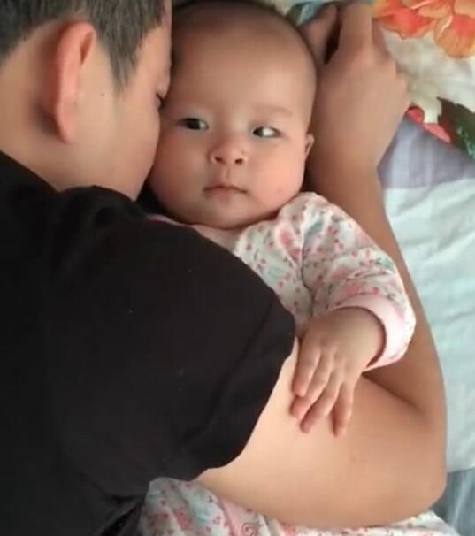 年轻爸爸哄宝宝睡觉妈妈不放心进房间查看，推开一看妈妈哭笑不得