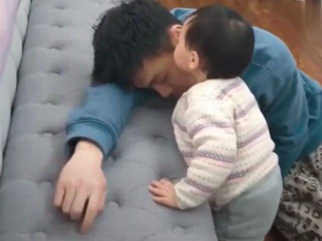 爸爸和妈妈假装晕倒，看小宝宝的反应，心都要碎了