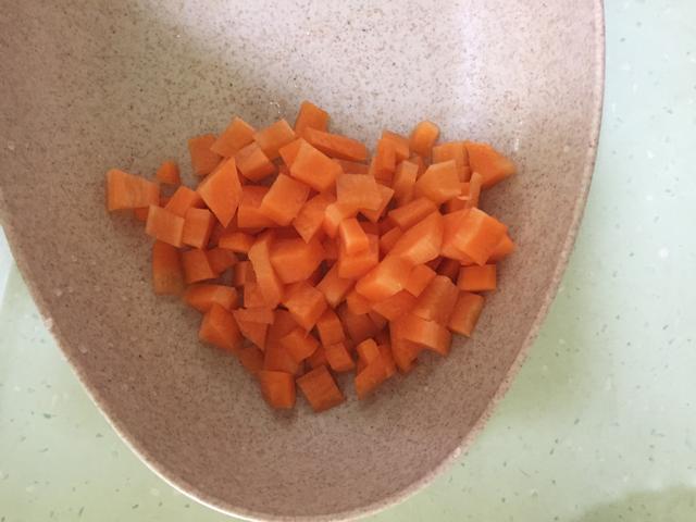 宝宝辅食-鲜虾玉米胡萝卜香肠，宝宝一口一口接着吃！