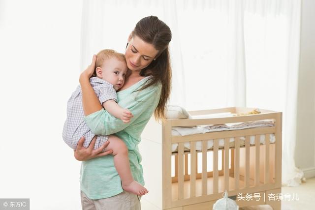 这样抱孩子，可能会损伤孩子脊柱，新手爸妈抱对了吗？