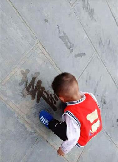 本以为宝宝是在乱涂，最后却不禁感叹：爷爷带大的就是不一样！