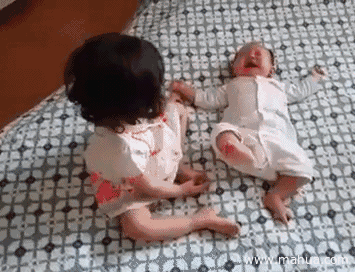 姐姐给2个月的妹妹喂螺丝钉？！是什么让手足情变成了这样？