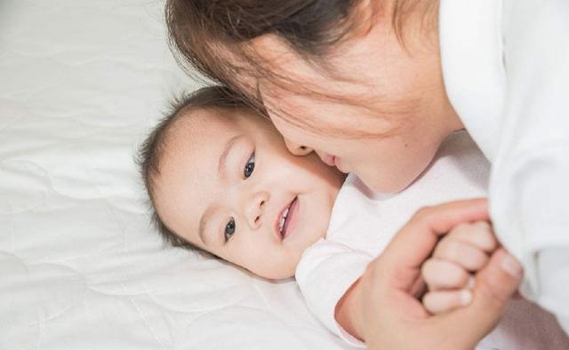 让宝宝吃母乳的十个好处，为了彼此更健康，请坚持母乳喂养
