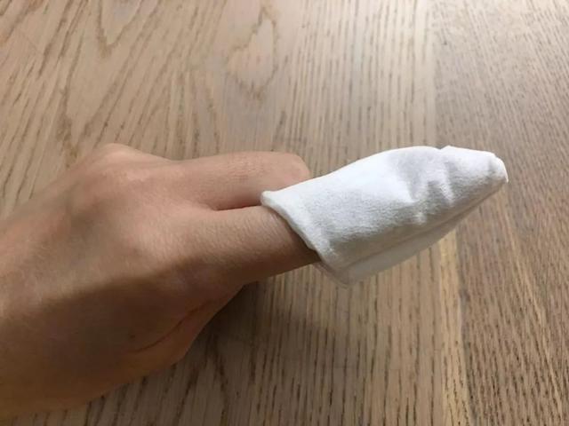 再不用正确方式给宝宝刷牙，小心严重龋齿