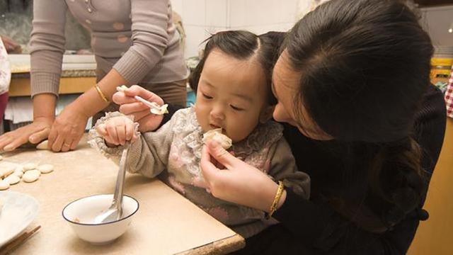 怕孩子烫到嘴对嘴喂孩子吃饭？小心嘴巴里的细菌病毒都传给孩子