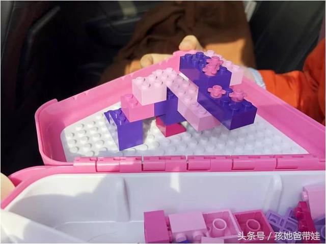国庆假期出门给娃多带点玩具，要不孩子不闹才怪呢