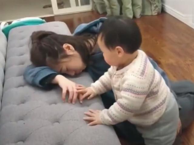 爸爸和妈妈假装晕倒，看小宝宝的反应，心都要碎了