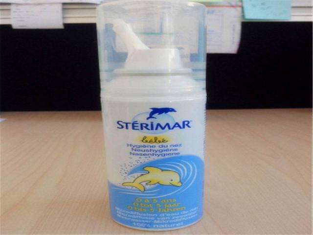 宝宝的小鼻子里面，有鼻屎了，用生理盐水来清理就好啦！