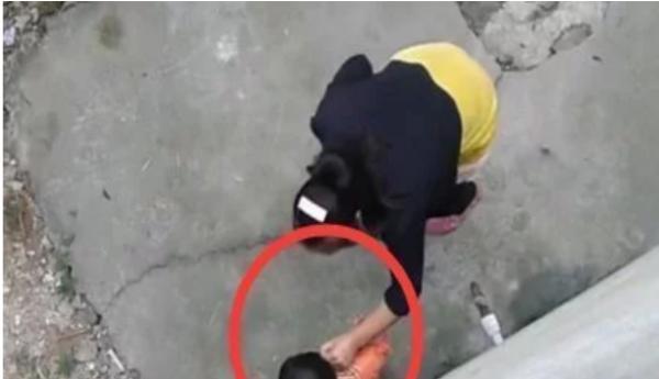 小女孩一走路就喊疼，医生划开脚底后取出它，却把家人吓坏