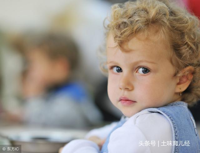 孩子上了幼儿园，回家后不愿意说在幼儿园里发生的事，该怎么办？