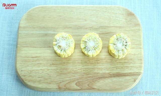 玉米鲜香排骨汤，一点佐料都不加，营养又好喝，宝宝一碗都喝不够