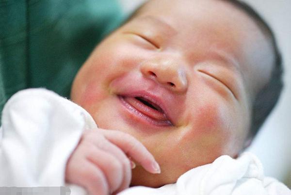 宝宝出生没有哭声，反而嘻嘻地笑了，奶奶直接给一巴掌