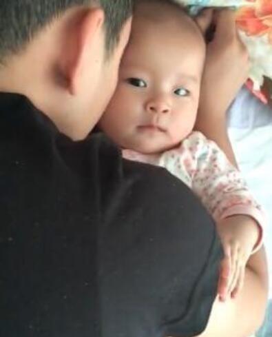 年轻爸爸哄宝宝睡觉妈妈不放心进房间查看，推开一看妈妈哭笑不得