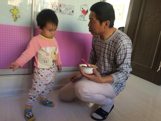 “保姆式喂饭”？要拒绝，带娃少碰3种食物，孩子积食还不长个！