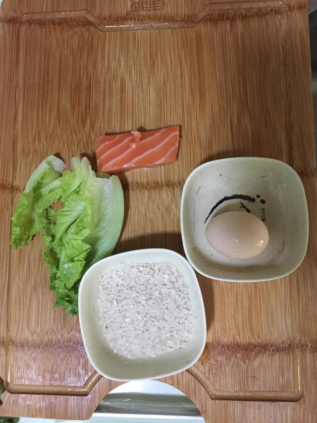 宝宝辅食-三文鱼蛋黄粥，促进宝宝大脑发育，宝宝更聪明！