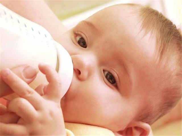 日常奶瓶清洗，不能只用清水或者开水哦，清洗要及时干净！