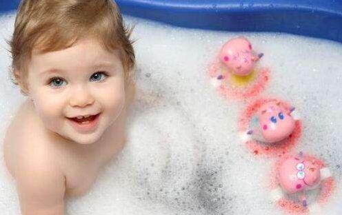 宝宝在5种情况下，即使像个泥娃娃，也不适宜给孩子洗澡