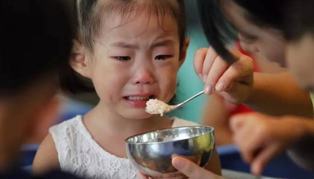 “保姆式喂饭”？要拒绝，带娃少碰3种食物，孩子积食还不长个！